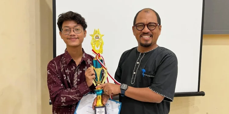 Juara Pemuda Pelopor Kota Serang 2026 Bidang Sumber Daya Alam, Lingkungan, dan Pariwisata M Ribkhi Aprilaganta (kiri) saat menerima penghargaan dari perwakilan Disparpora Kota Serang. (Dokumentasi Pribadi)