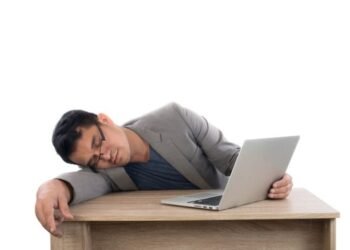 Alami Badan Lemas hingga Sembelit Selama Puasa, Begini Cara Menjaga Hidrasi Tubuh 6 Ilustrasi lemas saat menjalankan ibadah puasa. (freepik/jcomp)