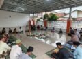 Warga Lingkungan Kadipaten, Kelurahan Kedaleman, Kecamatan Cibeber, Kota Cilegon saat membaca kitab dalail di serambi masjid. (Uri/Bantenraya.com)