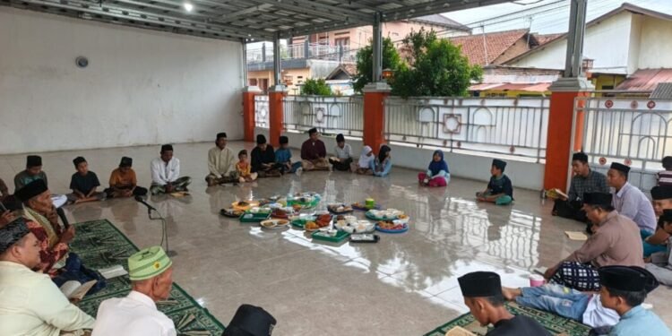 Warga Lingkungan Kadipaten, Kelurahan Kedaleman, Kecamatan Cibeber, Kota Cilegon saat membaca kitab dalail di serambi masjid. (Uri/Bantenraya.com)