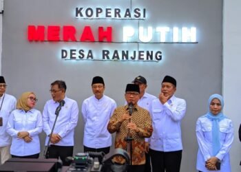 Yandri Susanto Tegaskan Stop Ekspansi Ritel Modern di Hadapan Para Menteri yang Kumpul di Desa Ranjeng 7 Mendes PDT Yandri Susanto, Mensos Saifullah Yusuf, Menkop Ferry Julianto dan Kepala BP Taskin Budiman Sudjatmiko memberikan keterangan resmi di Kopdes Merah Putih Ranjeng, Kecamatan Ciruas, Selasa (24/2/2026)