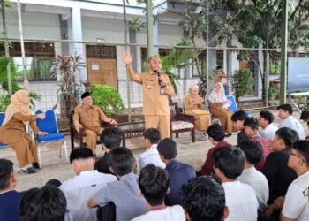 Cegah Serangan Siber, Diskominfotik Kabupaten Serang Bakal Bentuk TTIS 6 Kepala Diskominfosatik memberikan sambutan saat mengedukasi literasi digiital di salah satu sekolahj belum lama ini.