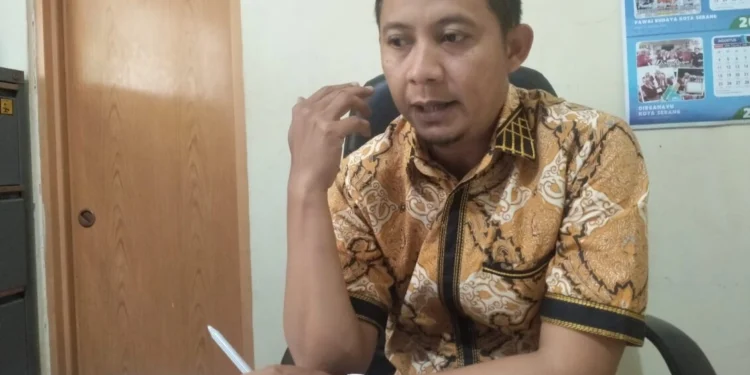 Kepala Dinkopukmperindag Kota Serang Wahyu Nurjamil diwawancarai wartawan di ruang kerjanya, Dinkopukmperindag Kota Serang, Selasa 24 Februari 2026. (Dokumentasi Bantenraya.com)