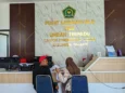 11 Calon Jemaah Haji 2026 Kabupaten Serang Batal Terbang, Ini Alasannya 5 Petugas melayani calon jemaah haji di Kantor Kemenhaj Kabupaten Serang pada Selasa, 24 Februari 2026. (Andika/Bantenraya.com)