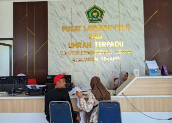 Petugas melayani calon jemaah haji di Kantor Kemenhaj Kabupaten Serang pada Selasa, 24 Februari 2026. (Andika/Bantenraya.com)