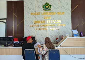 11 Calon Jemaah Haji 2026 Kabupaten Serang Batal Terbang, Ini Alasannya 9 Petugas melayani calon jemaah haji di Kantor Kemenhaj Kabupaten Serang pada Selasa, 24 Februari 2026. (Andika/Bantenraya.com)