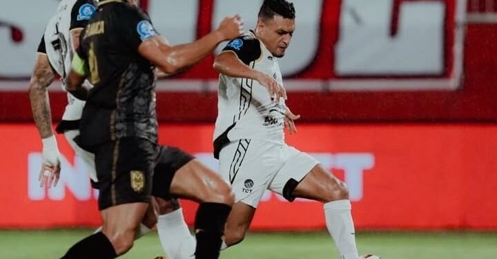 Pemain Persija Jakarta (jersey putih) dibayangi pemain saat duel di pekan ke-22 BRI Super League 2025-2026. (Harir Baldan/Bantenraya.com).