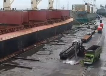 Kecelakaan kerja antara dump truk dan forklift di Pelindo Banten pada Selasa, 24 Februari 2026. (Kiriman Warga)