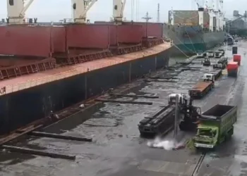 Kecelakaan kerja antara dump truk dan forklift di Pelindo Banten pada Selasa, 24 Februari 2026. (Kiriman Warga)