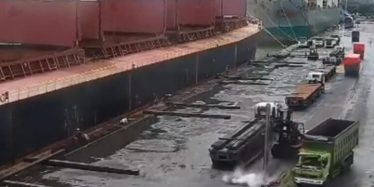 Kecelakaan kerja antara dump truk dan forklift di Pelindo Banten pada Selasa, 24 Februari 2026. (Kiriman Warga)