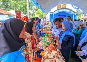 Bupati Serang Ratu Rachmatuzakiyah meninjau bazar murah yang digelar di depan kantor Kecamatan Jawilan, Rabu 25 Februari 2026. (Andika/Bantenraya.com)