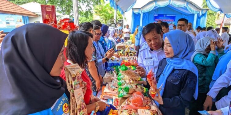 Bupati Serang Ratu Rachmatuzakiyah meninjau bazar murah yang digelar di depan kantor Kecamatan Jawilan, Rabu 25 Februari 2026. (Andika/Bantenraya.com)