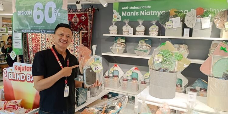 Store Manager Selma Cilegon Holid menunjukkan paket hampers di Selma Cilegon di Jalan Raya Cilegon, Cibeber, Kota Cilegon, Rabu 25 Februari 2026. (Raden/Banten Raya)