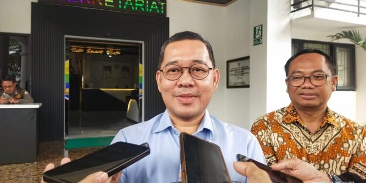 Kepala Perwakilan BPKP Banten Rusdy Sofyan diwawancarai wartawan usai entry meeting di Setda Pemkot Serang, Kamis 26 Februari 2026. (Dokumentasi Diskominfo Kota Serang)