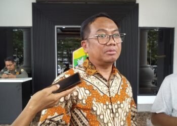 Inspektur Kota Serang Wachyu B. Kristiawan diwawancarai wartawan usai menghadiri entry meeting di Setda Pemkot Serang, Kamis 26 Februari 2026. (Dokumentasi Diskominfo Kota Serang