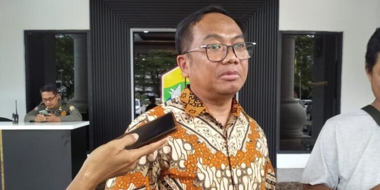 Inspektur Kota Serang Wachyu B. Kristiawan diwawancarai wartawan usai menghadiri entry meeting di Setda Pemkot Serang, Kamis 26 Februari 2026. (Dokumentasi Diskominfo Kota Serang