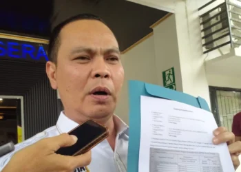 Budi Rustandi Tegaskan Pemkot Serang Tidak Zalim, Gaji Ratusan Guru PPPK Paruh Waktu Telah Dibayar 12 Walikota Serang Budi Rustandi menunjukkan dokumen bukti pembayaran gaji ratusan guru PPPK paruh waktu kepada sejumlah wartawan di Setda, Pemkot Serang, Kamis 26 Februari 2026. (Harir Baldan/Bantenraya.com)