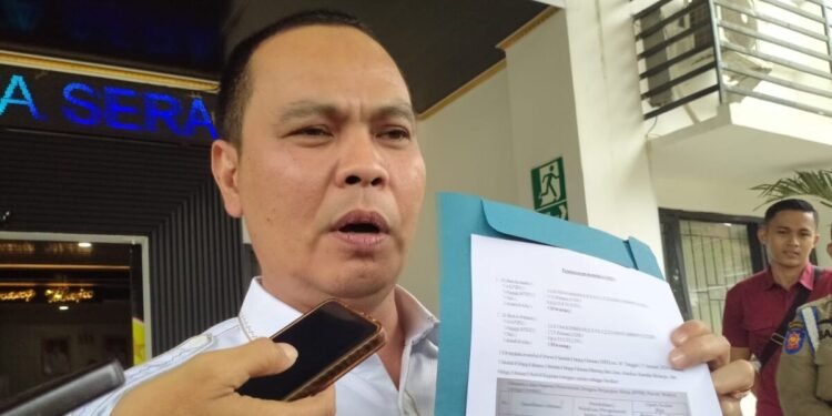 Walikota Serang Budi Rustandi menunjukkan dokumen bukti pembayaran gaji ratusan guru PPPK paruh waktu kepada sejumlah wartawan di Setda, Pemkot Serang, Kamis 26 Februari 2026. (Harir Baldan/Bantenraya.com)