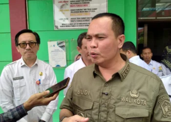 Dapat Anggaran Ratusan Miliar, Pemkot Serang Prioritaskan Pembangunan Infrastruktur Jalan 9 Walikota Serang Budi Rustandi diwawancarai wartawan di Kota Serang Februari 2026. (Harir Baldan/Bantenraya.com)