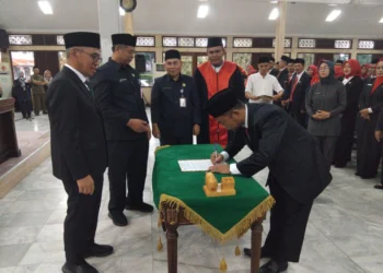 180 Pejabat Pemkab Pandeglang Dilantik, Sekda Langsung Wanti-wanti: Integritas dan Dedikasi! 7 Prosesi pelantikan dan pengambilan sumpah jabatan para pejabat Pemkab di Pendopo Kabupaten Pandeglang, Jumat 27 Februari 2026. (Dokumentasi Bantenraya.com)