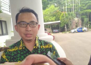 Kepala DLH Kota Serang Farach Richi diwawancarai wartawan di Setda Pemkot Serang, Jumat 27 Februari 2026. Pemkot Serang berencana belajar pengelolaan sampah ke Jepang. (Harir Baldan/Bantenraya.com)