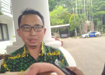 Ditunjuk Jadi Lokasi PSEL, Pemkot Serang Belajar Pengelolaan Sampah di Jepang 6 Kepala DLH Kota Serang Farach Richi diwawancarai wartawan di Setda Pemkot Serang, Jumat 27 Februari 2026. Pemkot Serang berencana belajar pengelolaan sampah ke Jepang. (Harir Baldan/Bantenraya.com)