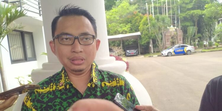 Ditunjuk Jadi Lokasi PSEL, Pemkot Serang Belajar Pengelolaan Sampah di Jepang 1 Kepala DLH Kota Serang Farach Richi diwawancarai wartawan di Setda Pemkot Serang, Jumat 27 Februari 2026. Pemkot Serang berencana belajar pengelolaan sampah ke Jepang. (Harir Baldan/Bantenraya.com)