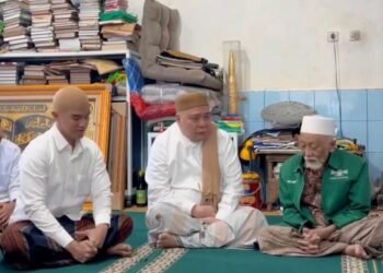 Putra bungsu Presiden Republik Indonesia ke-7 Joko Widodo, Kaesang Pangarep (kiri) mengunjungi kediaman Ulama Kharismatik Banten, Abuya KH Muhtadi Cidahu, Kamis 26 Februari 2026. (Dokumentasi Bantenraya.com)