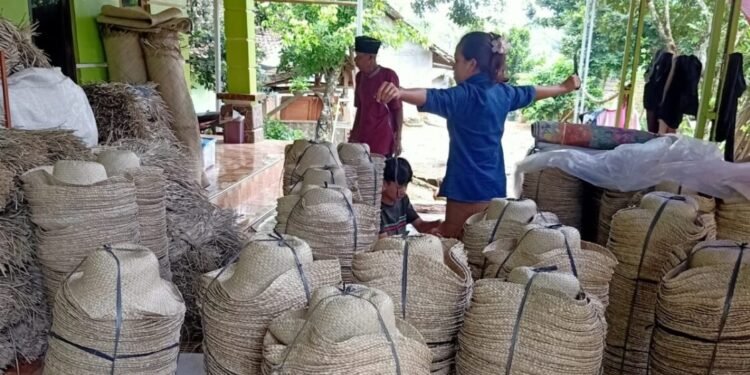 Kerajinan topi dari pandan yang diproduksi para perajin dari Pandan’s Craft di Pandeglang menumpuk karena pemesanan dihentikan pada Februari 2026 ini. (Dokumentasi Pandan’s Craft)