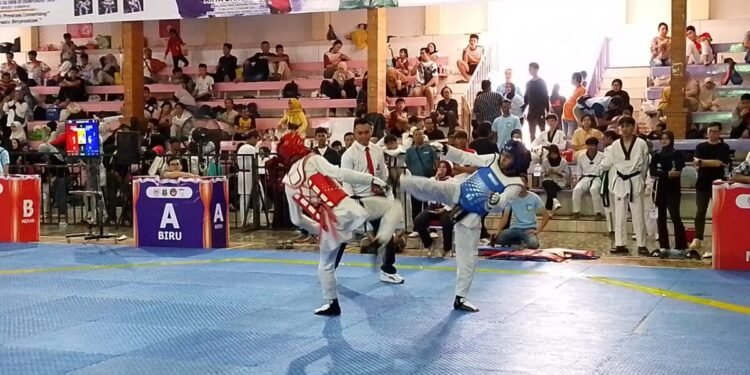 Dua atlet taekwondo Banten bertarung dalam Banten Open IX Taekwondo Championship 2026 Grade C Nasional di Gedung Graha Pancasila (GP), Kabupaten Pandeglang, Sabtu 7 Februari 2026 (muhaemin)