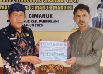 Kepala Desa Cimanuk, Kecamatan Cimanuk, Kabupaten Pandeglang, Rahmatullah Yulia Jaya, menerima pendapatan dari Bumdes Karya Cimanuk Mandiri, hasil panen cabai merah keriting, Senin (9/2). (Yanadi/banten Raya)