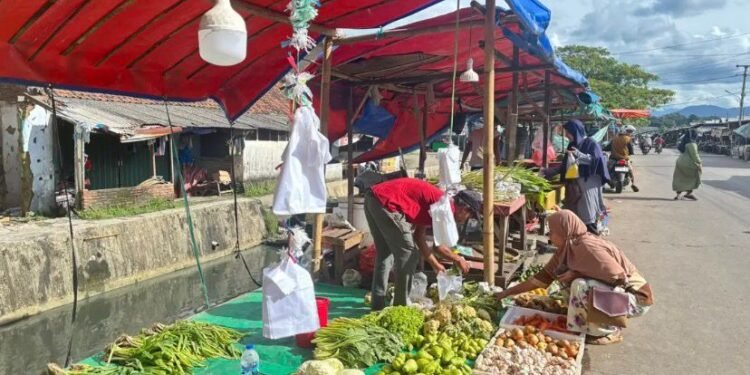 H-2 Puasa Ramadan Harga Bahan Pokok di Cilegon Naik, Rawit Merah Sentuh Angka Rp 100 Ribu 1 Warga Cilegon saat membeli bahan pokok di Pasar Kranggot Cilegon, Selasa (17/2). Tia/Banten Raya