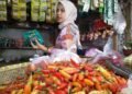 Busyet Cabai Rawit Merah di Kota Serang Tembus Rp 100.000 Per Kilogram Jelang Puasa 10 Menjelang Ramadan, harga cabai rawit merah di Pasar Induk Rau Kota Serang tembus Rp 100.000 per kilogram, Selasa 17 Februari 2026. (Harir Baldan/Bantenraya.com)