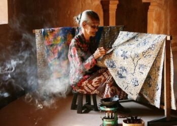 Seseorang saat melakukan teknik membuat kain batik. Dok: website S1 Kriya Tekstil dan Fashion Telkom University