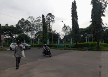 Manuasia karung yang mulai marak di Kota Cilegon selama Ramadan, Rabu (25/2). (Uri/bantenraya.com)