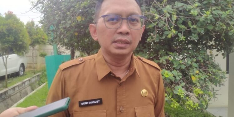 Kepala DKPPP Kota Serang Sony August diwawancarai wartawan di Kota Serang. (Dokumentasi Bantenraya.com)