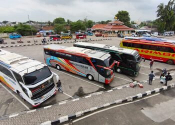   Bus di Terminal Pakupatan Kota Serang siap melayani para pemudik Lebaran 2026. (Doni Kurniawan/ Bantenraya.com)