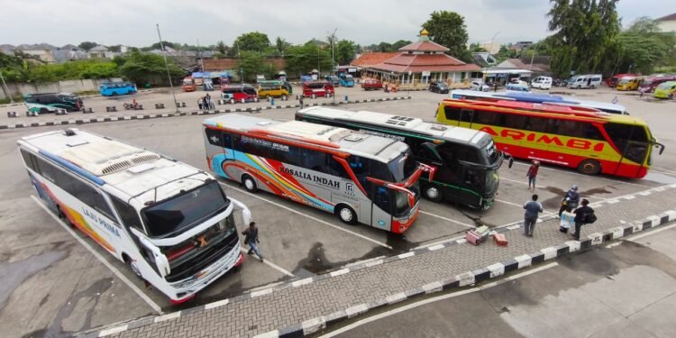   Bus di Terminal Pakupatan Kota Serang siap melayani para pemudik Lebaran 2026. (Doni Kurniawan/ Bantenraya.com)