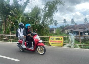 Pengendara melintas di kawasan tebing Jalan Raya Mengger-Mandalawangi di Desa Kadubungbang, dan Desa Kadumadang, Kecamatan Cimanuk, Kabupaten Pandeglang, yang rawan longsor, Senin (9/2). (Yanadi/Bantenraya)