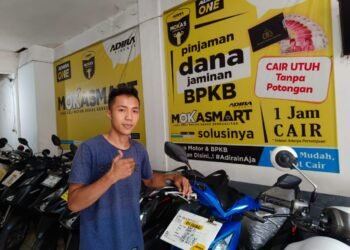 Marketing Berkah Motor Sunandi berada di sejumlah varian kendaraan motor bekas yang banyak diminati di Jalan Raya Sempu, Kota Serang, Rabu 18 Februari 2026. (Raden/Banten Raya)
