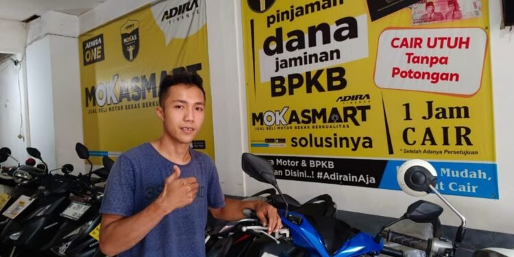 Marketing Berkah Motor Sunandi berada di sejumlah varian kendaraan motor bekas yang banyak diminati di Jalan Raya Sempu, Kota Serang, Rabu 18 Februari 2026. (Raden/Banten Raya)