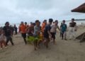 Tim SAR Gabungan mengevakuasi seorang remaja terseret arus ombak di Pantai Camara, Desa Banyuasih, Kecamatan Cigeulis, Kabupaten Pandeglang, Selasa (17/2).