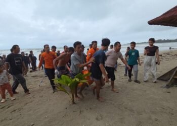Terseret Ombak Pantai Camara di Pandeglang, Bocah 17 Tahun Warga Tangerang Ditemukan Meninggal 8 Tim SAR Gabungan mengevakuasi seorang remaja terseret arus ombak di Pantai Camara, Desa Banyuasih, Kecamatan Cigeulis, Kabupaten Pandeglang, Selasa (17/2).