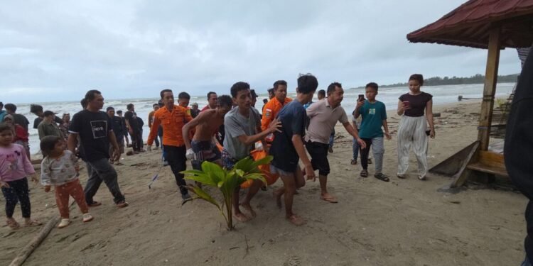 Terseret Ombak Pantai Camara di Pandeglang, Bocah 17 Tahun Warga Tangerang Ditemukan Meninggal 1 Tim SAR Gabungan mengevakuasi seorang remaja terseret arus ombak di Pantai Camara, Desa Banyuasih, Kecamatan Cigeulis, Kabupaten Pandeglang, Selasa (17/2).