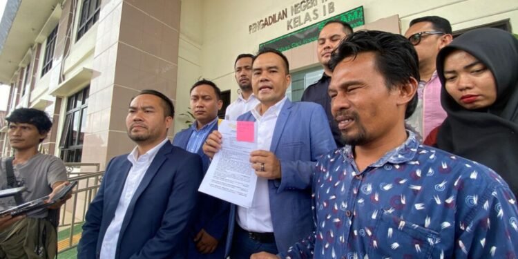 Kuasa hukum tukang ojek pangkalan melayangkan gugatan perbuatan melawan hukum di Pengadilan Negeri Kabupaten Pandeglang, Rabu (25/2).