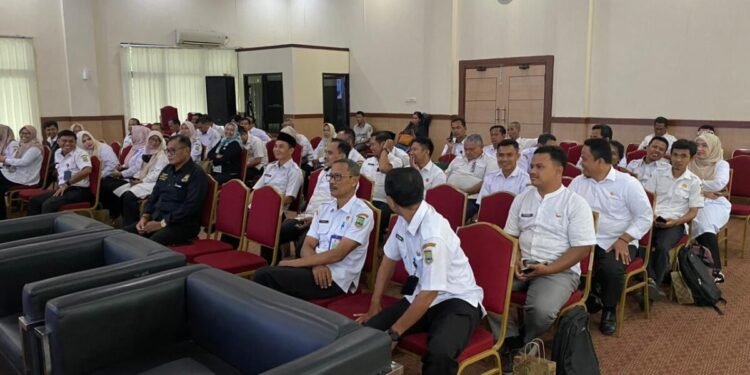 BPRS CM Cilegon Siapkan Anggaran Rp 3 Miliar Salurkan Honor Rt Rw 1 Suasana sosialisasi terkait honor perangkat Rt dan Rw bersama kelurahan di Aula Setda Cilegon, Rabu (25/2). Tia/Banten Raya
