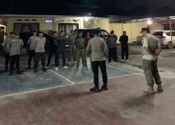 Muspika Binuang Patroli Malam dan Sisir Kampung Cegah Tindakan Kriminal 10 Muspika Binuang menggelar apel persiapan sebelum melaksanakan patrol malam di Kantor Kecamatan Binuang, Selasa (24/2/2026). (Andika/Bantenraya)