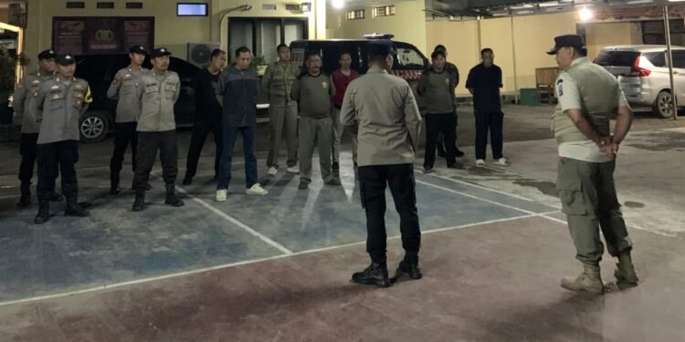 Muspika Binuang menggelar apel persiapan sebelum melaksanakan patrol malam di Kantor Kecamatan Binuang, Selasa (24/2/2026). (Andika/Bantenraya)  