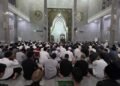Suasana tarawih berjamaah di Masjid Agung Nurul Iklas, kemarin. (Uri/Bantenraya.com