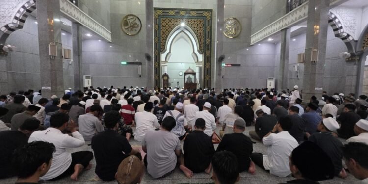 Suasana tarawih berjamaah di Masjid Agung Nurul Iklas, kemarin. (Uri/Bantenraya.com